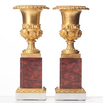 A pair of French Empire urns, beginning of the 1800's.