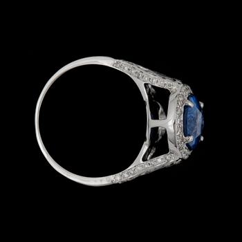 RING med safir 4.32 ct samt briljantslipade diamanter totalt 0.99 ct.