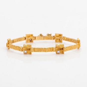 Björn Weckström, "Timanttietapit", an 18K gold bracelet with ca. 0.12 ct of diamonds. Lapponia 1977.