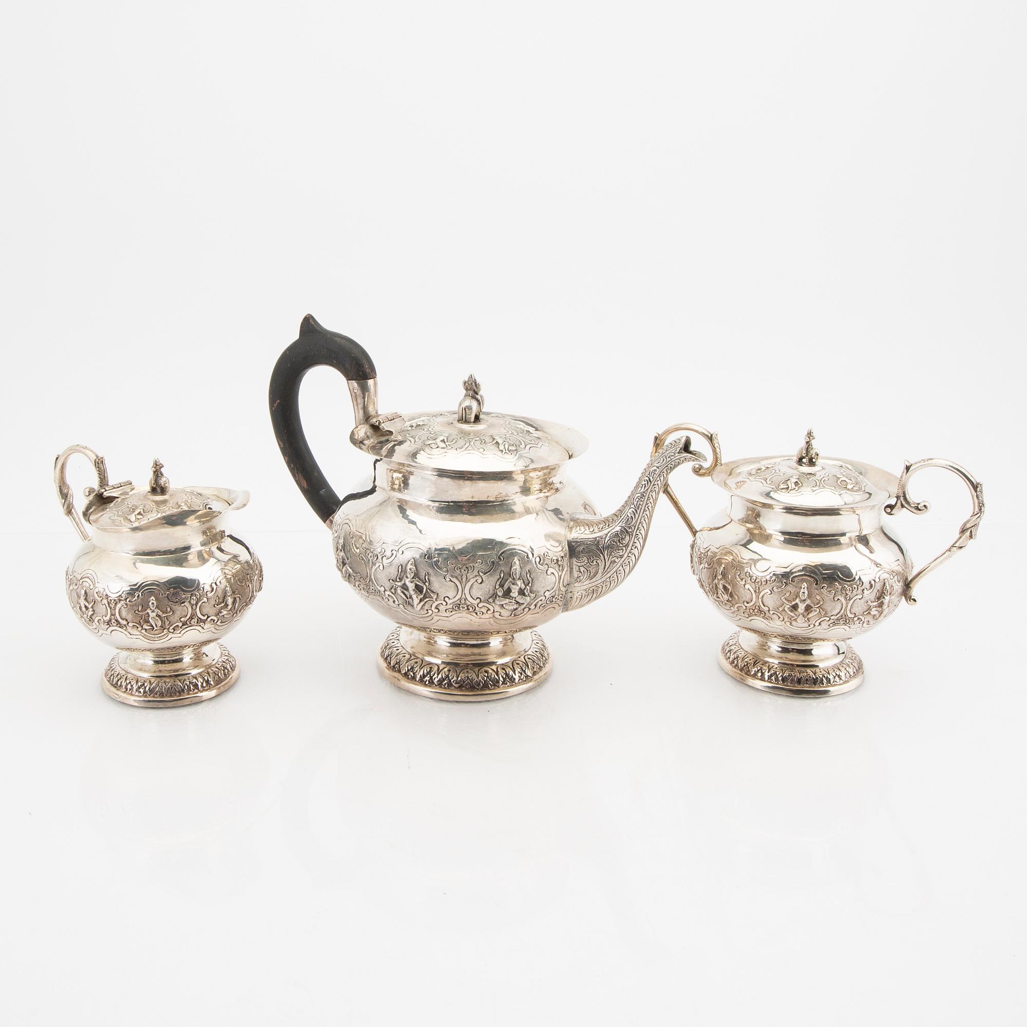 An early 20th century Indian silver three pcs silver tea service total weight 1270 grams.
