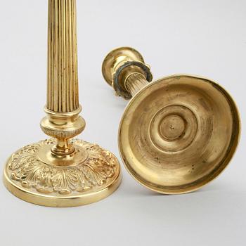 LJUSSTAKAR, 1 par, förgylld brons, empire, tidigt 1800-tal.