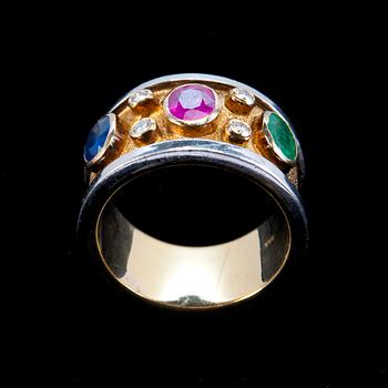 RING, sapphire c. 0.50 ct, ruby c. 0.60 ct, emerald c. 0.50 ct, brilliants c. 0.12 ct.