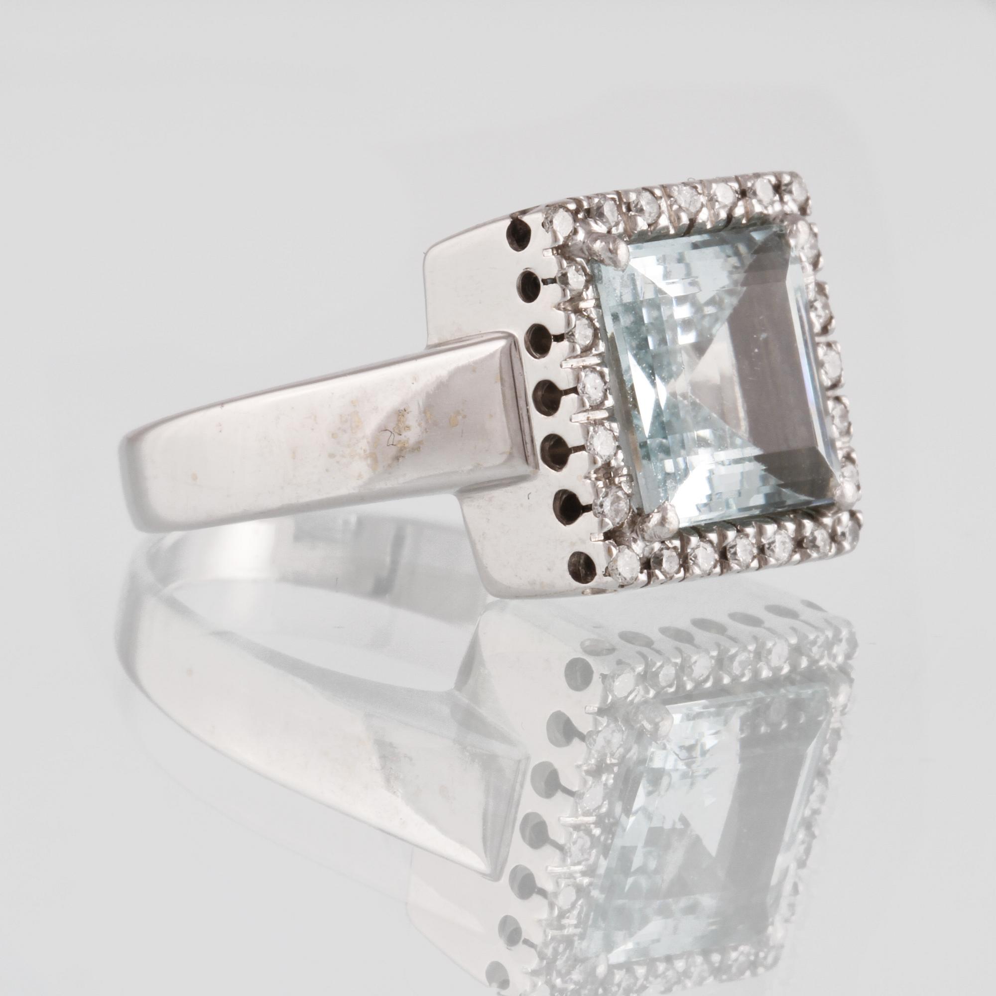 RING, 18K vitguld med briljantslipade diamanter samt fasettslipad akvamarin. Vikt 7,8 gram.