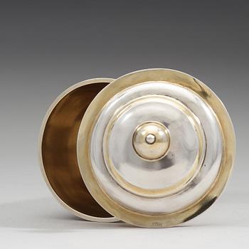 Joachim Friedrick Kachel, (verksam i Dorpat 1717-), bägare med lock, silver.