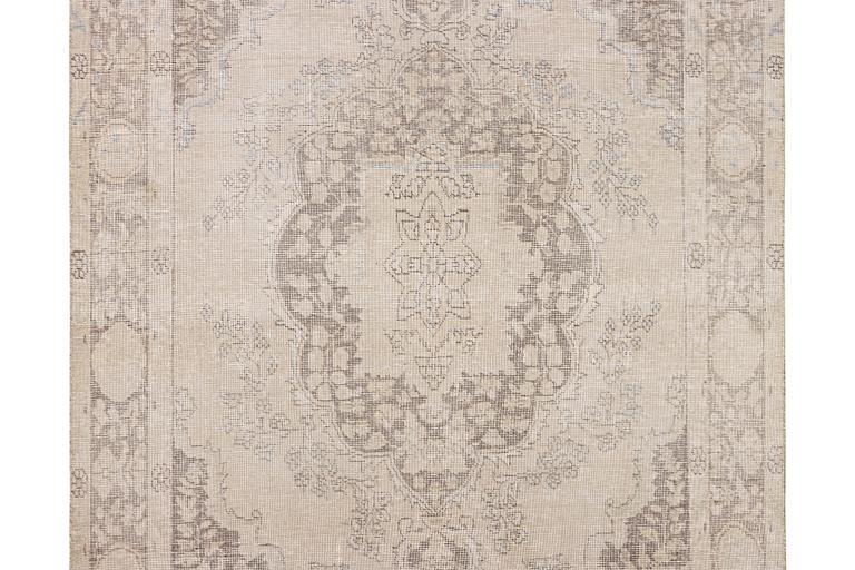 An Ushak capet, c. 279 x 188 cm.