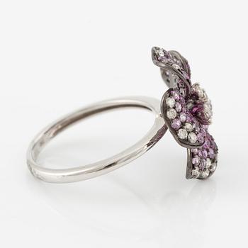 Ring in the form of a flower, 18K white gold set with pink sapphires and brilliant-cut diamonds.