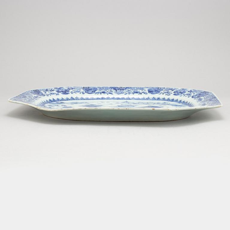 A blue and white serving dish, Qing dynasty, Qianlong (1736-95).