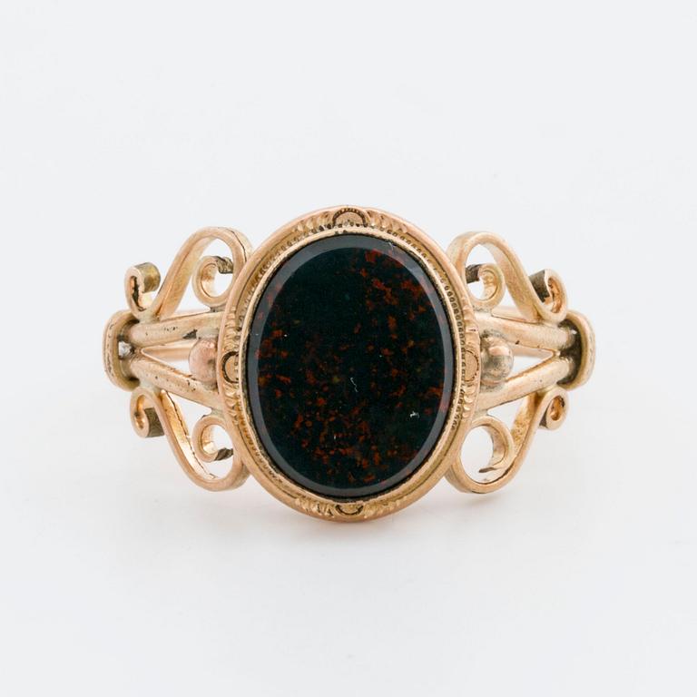 RING, 14K guld m blodsten ca 12 x 8 mm.