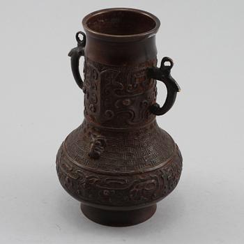 HÄNKELVAS, patinerad metall, Orientalisk, 1900-tal.