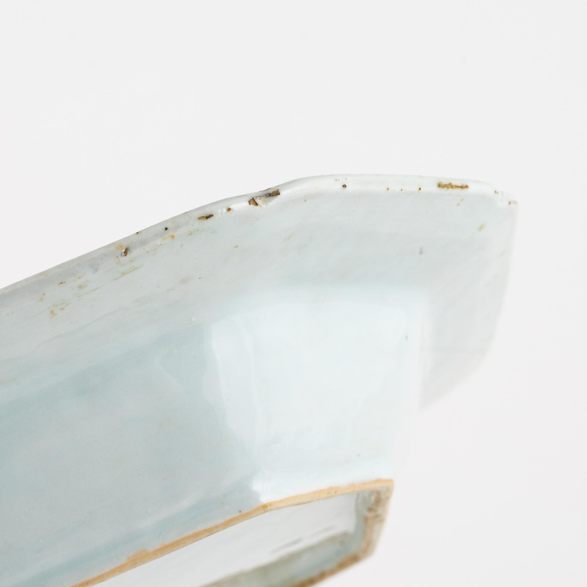 A Chinese blue and white export porcelain dish, Qing dynasty, Qianlong (1736-95).