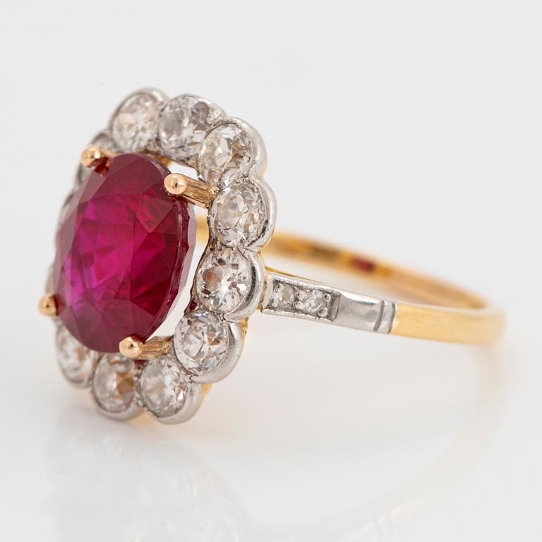 Ring 18K guld och platina med en fasettslipad rubin vikt ca 3.35 ct samt gammalslipade diamanter.