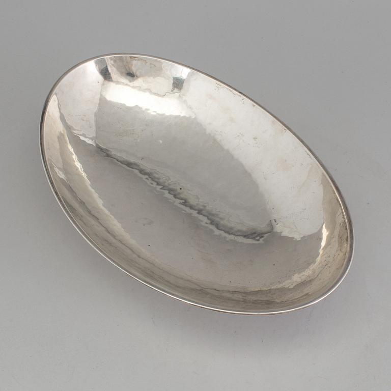 A 20th century German silver dish, maker's mark "GK". Weight 556 g.