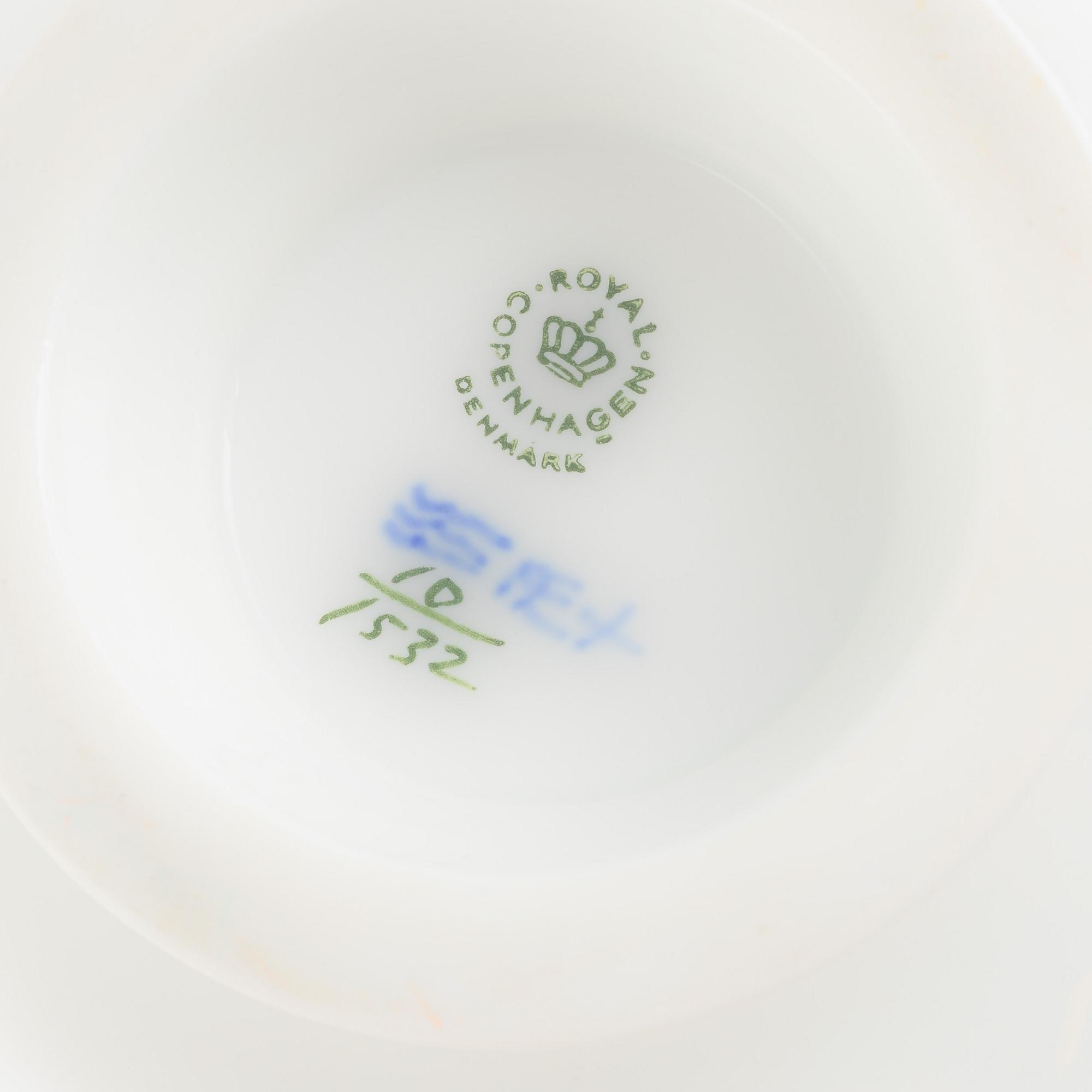 Servisdelar, 35 st, porslin, "Blå blomst", Royal Copenhagen, Danmark.