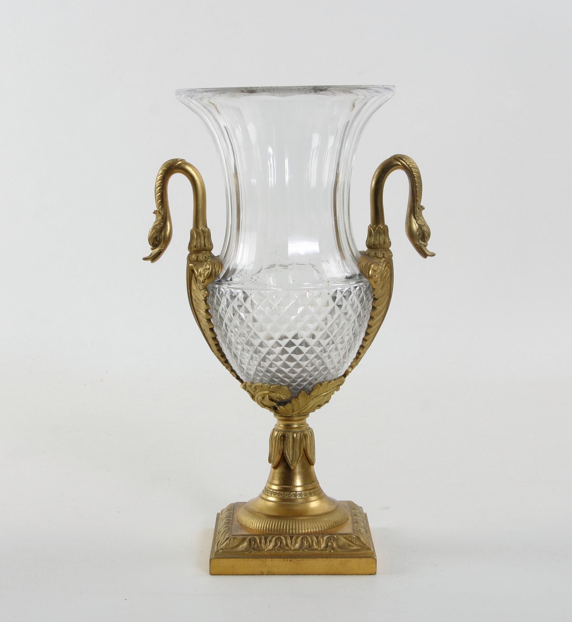 VAS PÅ FOT, glas och mässing, empire, 1800-talets första hälft.