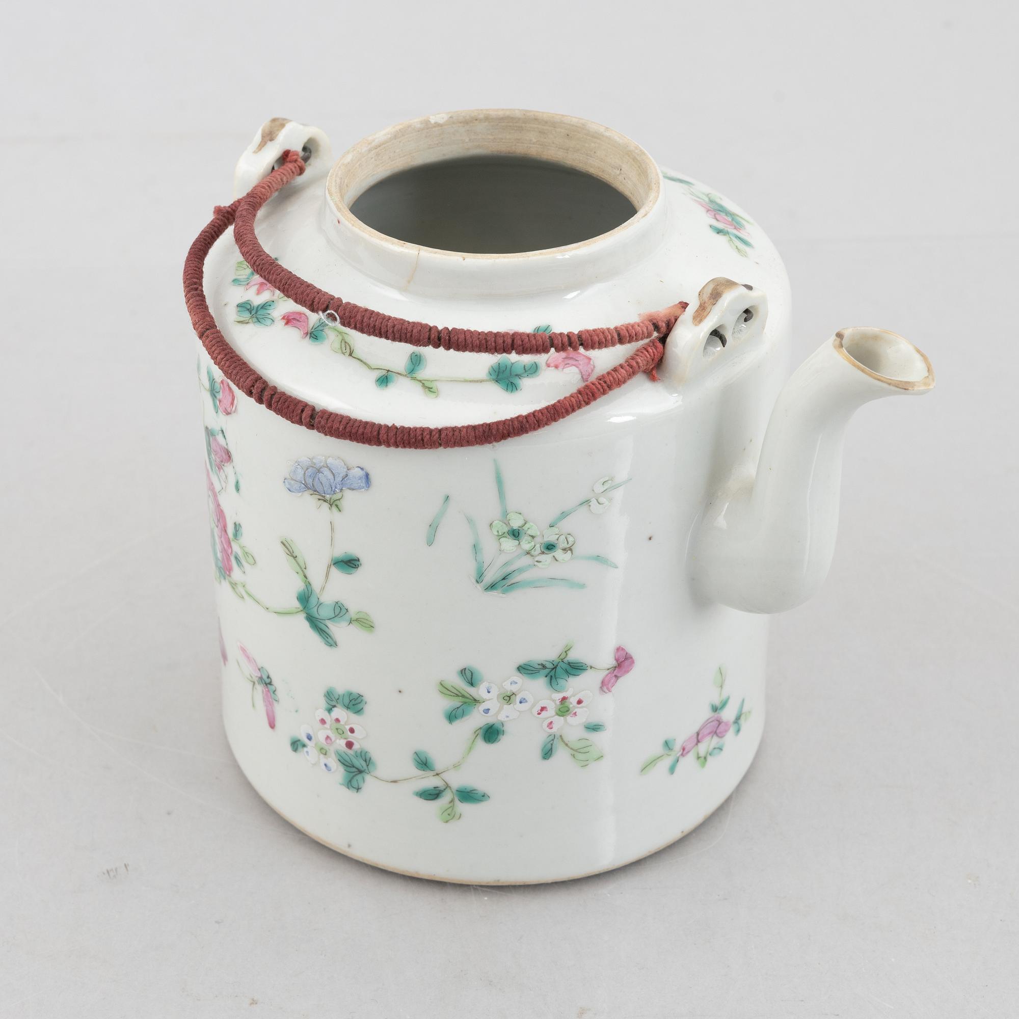 Four pieces of Chinese porcelain, Qing dynasty, 18th-19th century.