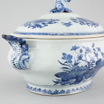 A blue and white tureen from Qing Dynasty, Qianlong period.