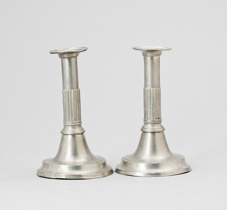 LJUSSTAKAR, ett par, gustaviansk stil, tenn, Nils Abraham Santesson Stockholm 1859.