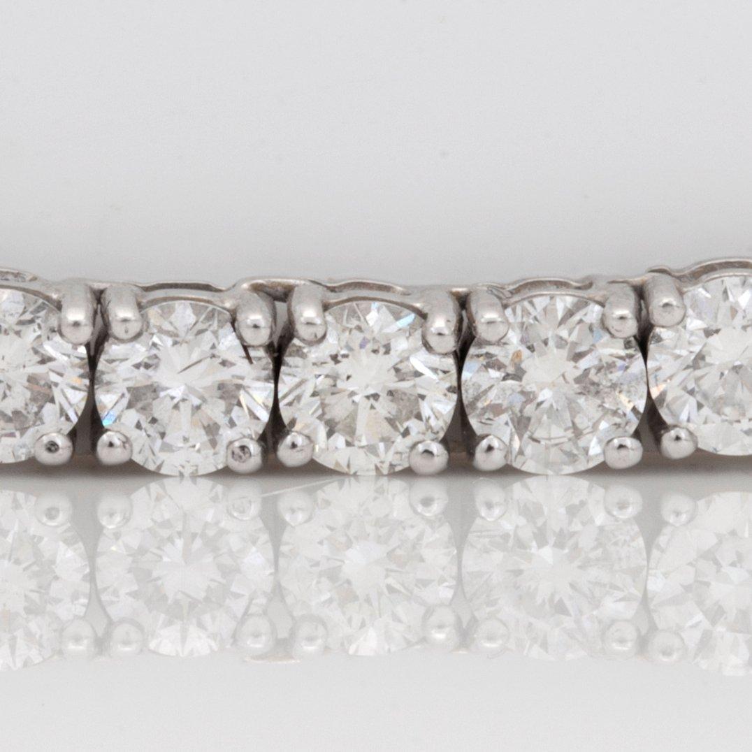 A 21.95ct brilliant-cut diamond collier.