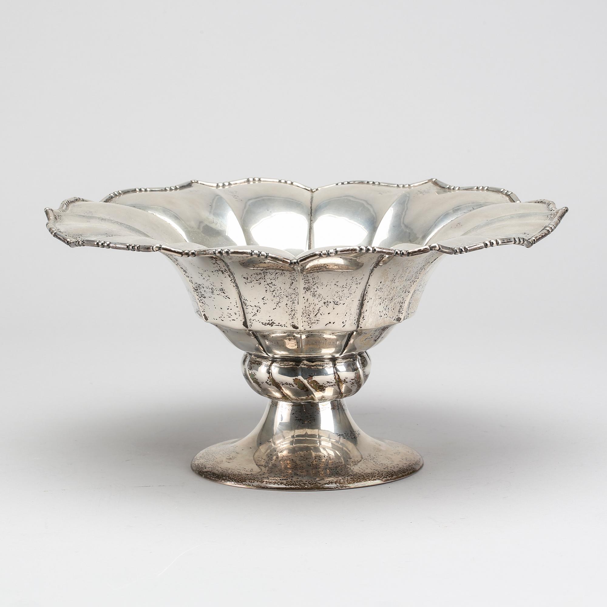 ERIC KALB, skål på fot, silver, Halmstad 1925, svenska importstämplar. Vikt c:a 790 g.