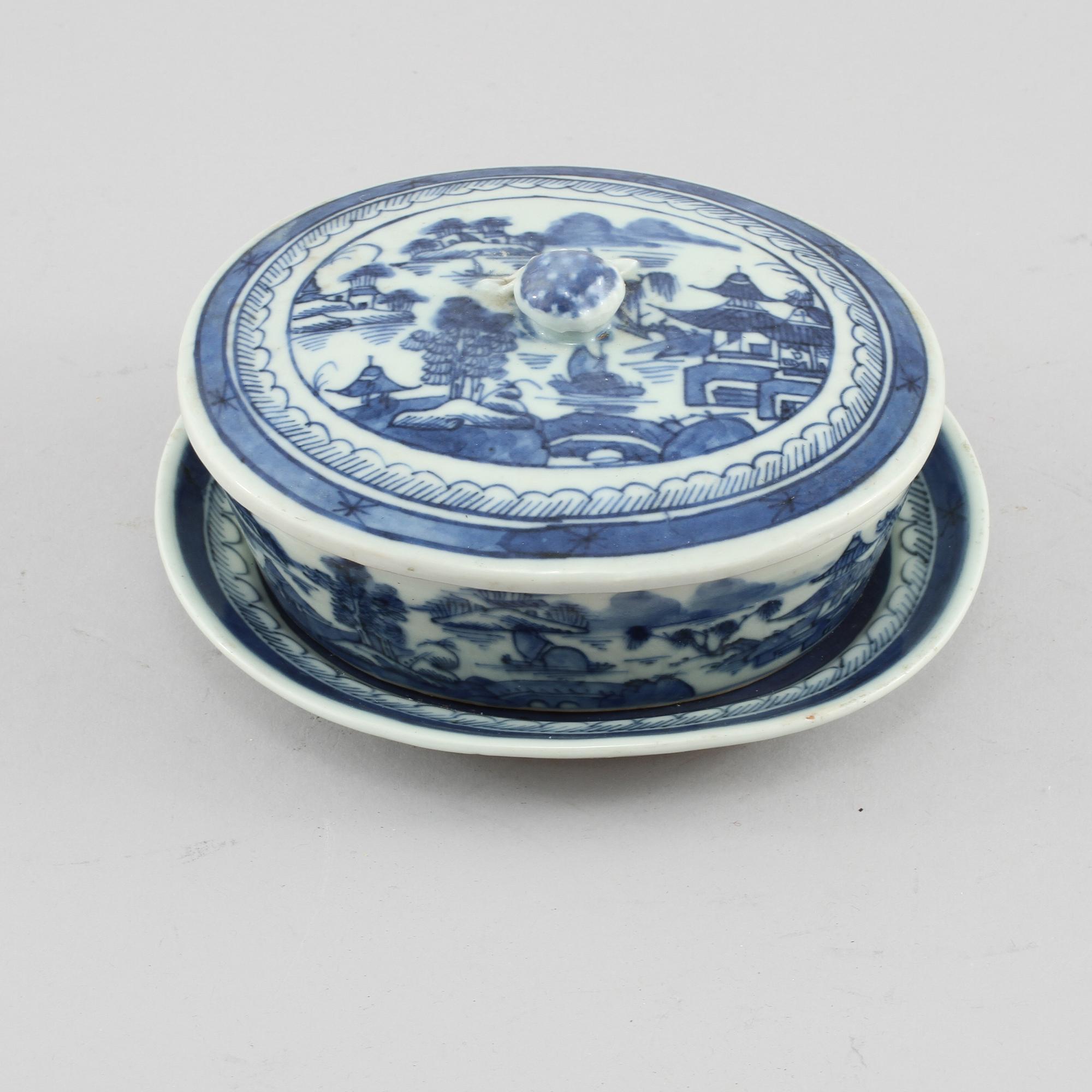 SMÖRTERRIN med FAT, porslin, Kina, 1800-tal.