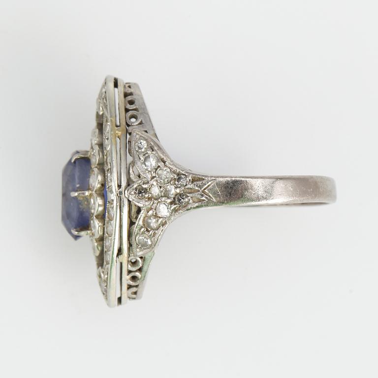 RING, 18k vitguld med safir och små diamanter, Sverige, 1946. Vikt 5,9g.