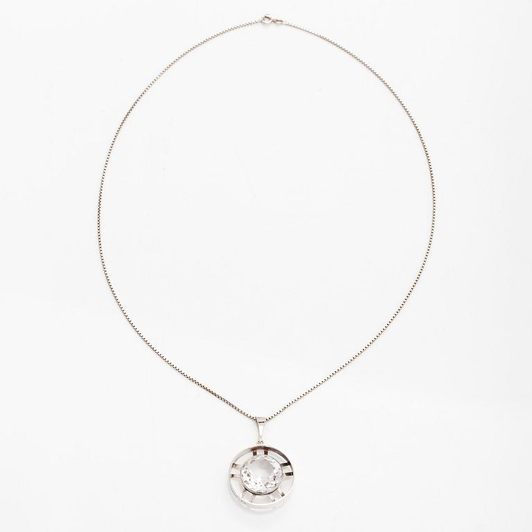 Kultasepät Salovaara, riipus, viistehiottu vuorikristalli, hopea, Turku 1967.