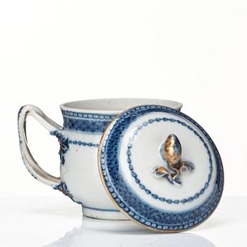 Bricka med cremekoppar, 12 stycken, kompaniporslin. Qing dynastin, Qianlong (1736-95).