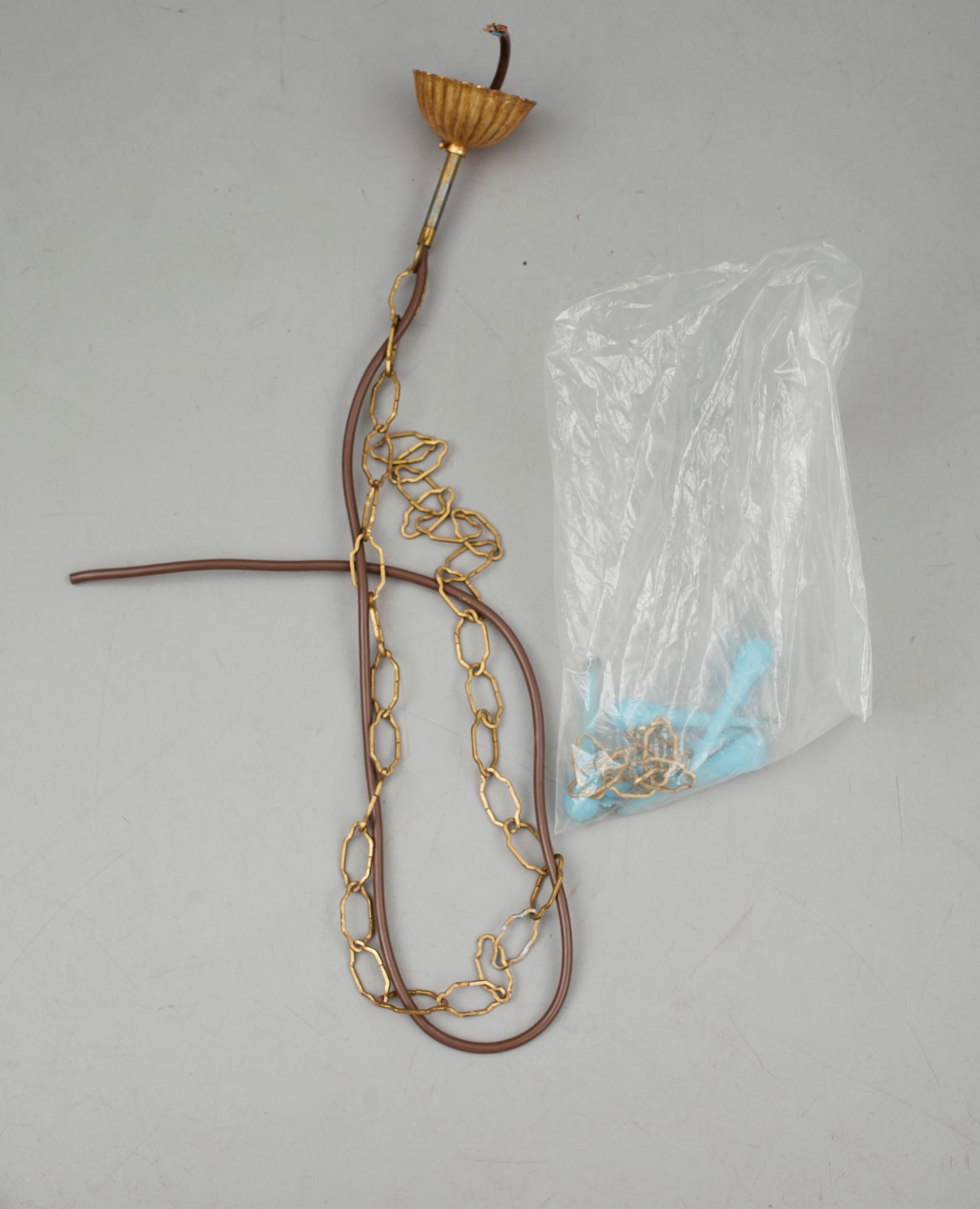 TAKLAMPA, Italien, enligt uppgift inköpt på Nordiska Kompaniet. Höjd ca 92 cm.