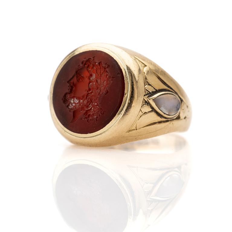 Cocktail ring, 18k gold with red and moonstones.