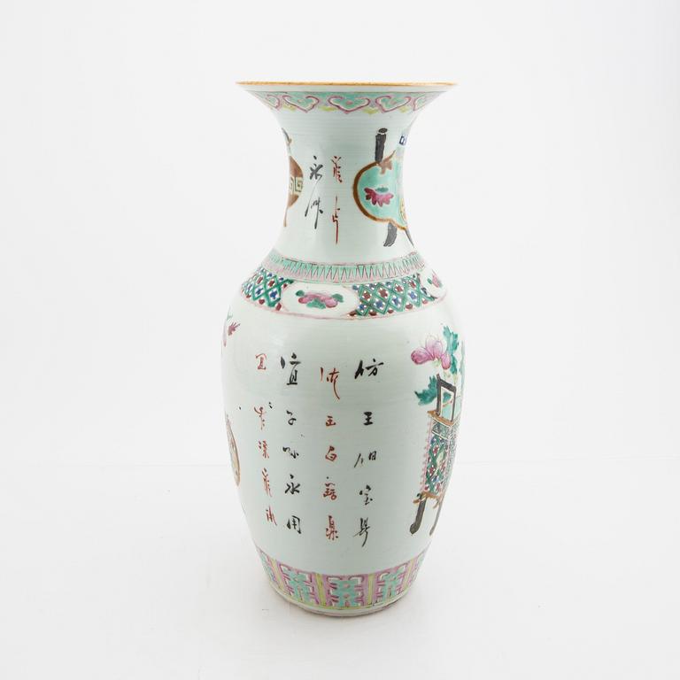 A Chinese porcelain vase 20th/21st century.
