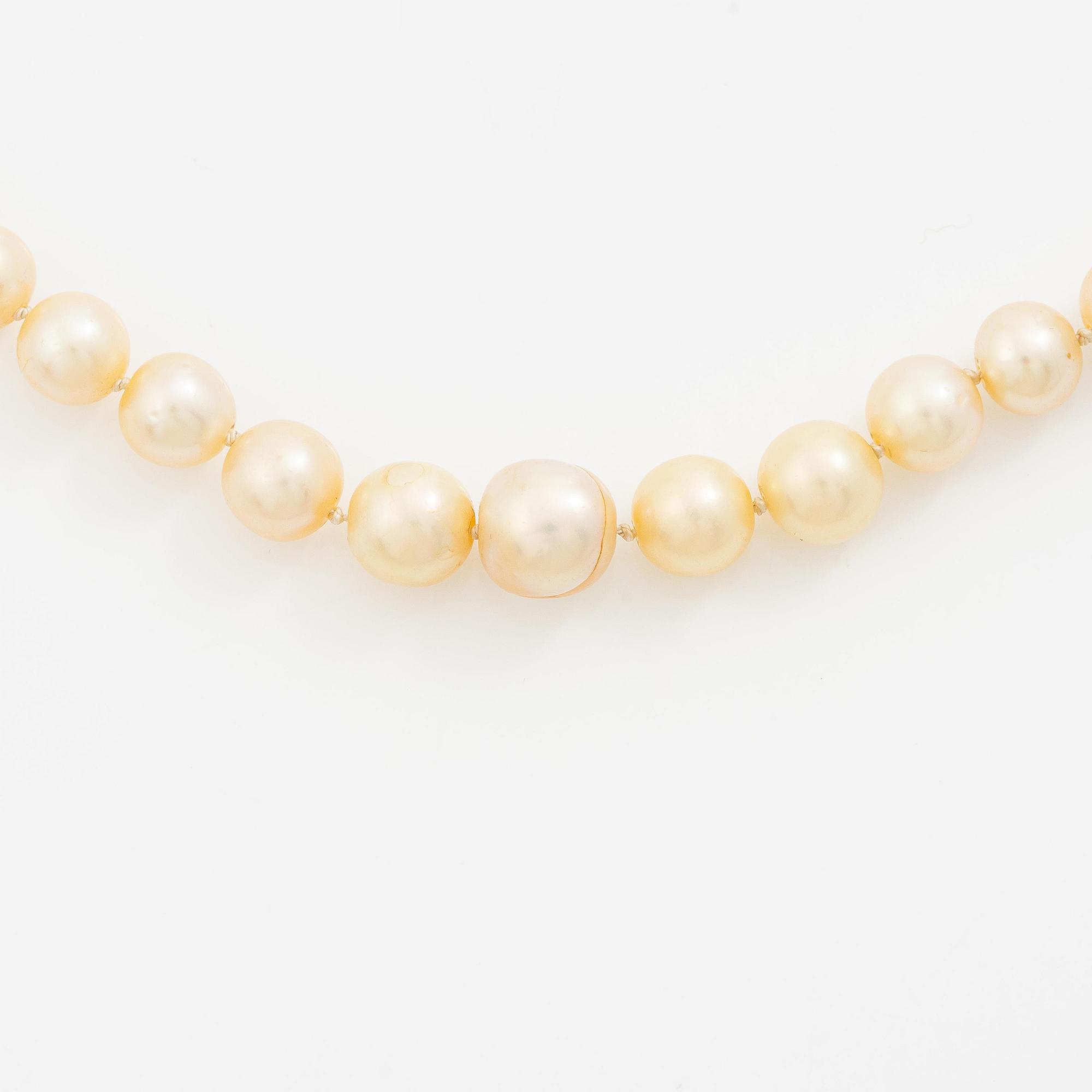Collier pärlor lås platina med med gammalslipade diamanter.