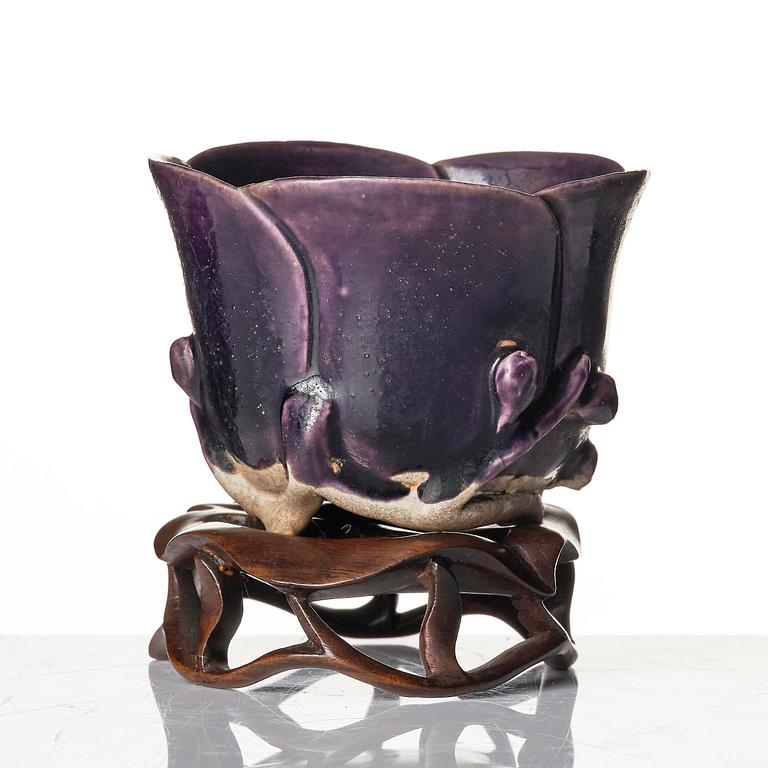 Lotuskopp, biskviporslin. Qing dynasty, Kangxi (1662-1722).
