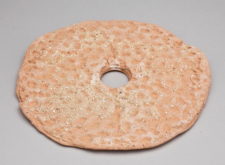 HERTHA HILLFON, knäckebröd, oglaserat lergods, sign H -82.