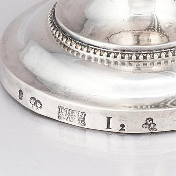 Johan Schvart, sockerskål med lock, silver, Karlskrona 1791. Strösked, silver. Gustaf Möllenborg, Stockholm 1892.
