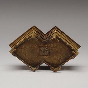 RÖKELSEKAR med LOCK, patinerad brons. Qingdynastin, 1800-tal.