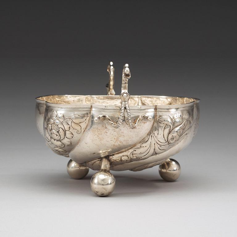 A Norwegian early 18th century silver bowl, unidentified makers mark FS, Trondheim/Møre c. 1700.
