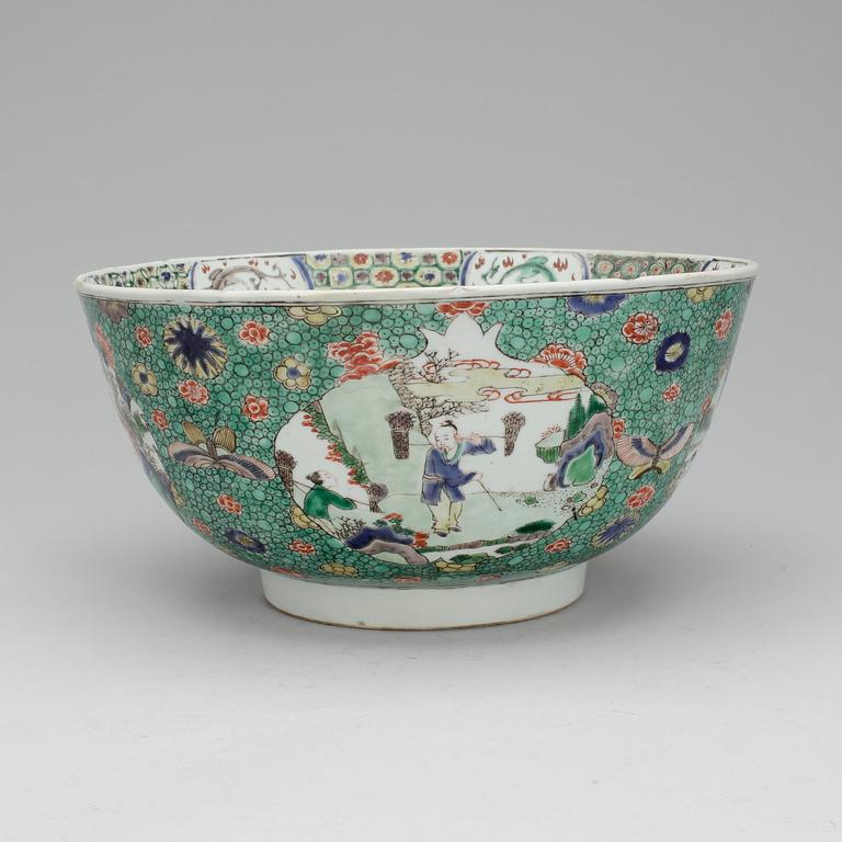 A famille verte punch bowl, Qing dynasty, Kangxi (1662-1722).