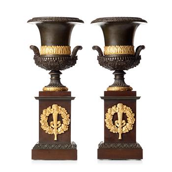 91. A pair of French Empire early 19th century urns.
