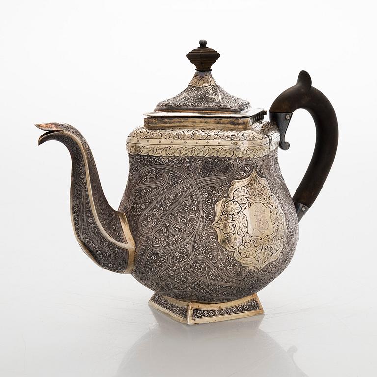 Teekalusto, 3 osaa, hopeaa, osittain kullattu, suomalaiset tarkastusleimat 1967.