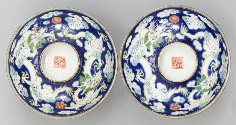 SKÅLAR med LOCK, ett par, porslin. Qing dynastin (1644-1912), med Daoguangs märke.