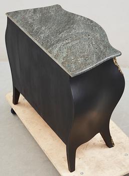 BYRÅ, rokokostil, omkring 1900-talets mitt.