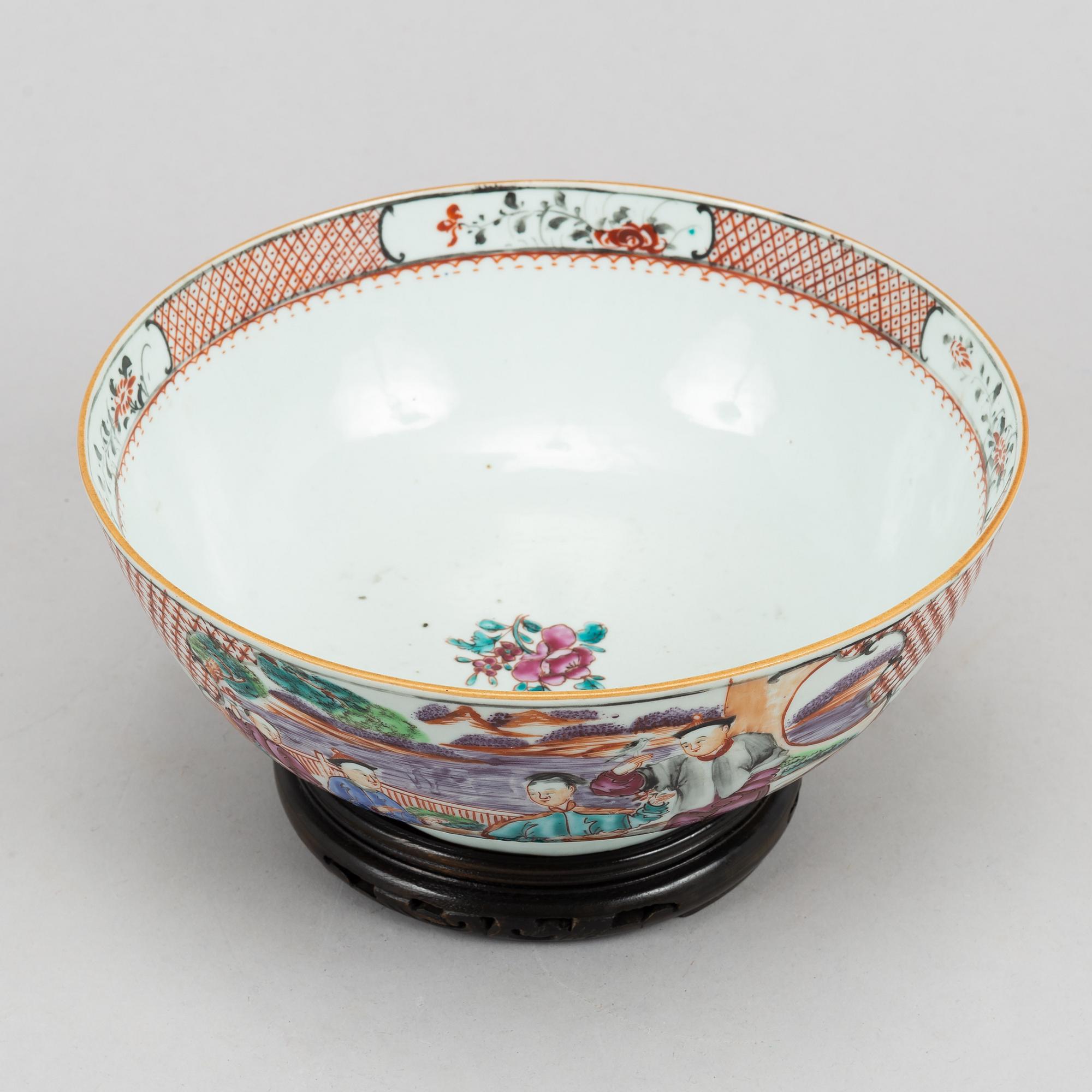 A famille rose export porcelain bowl, Qing dynasty, Qianlong (1736-95).