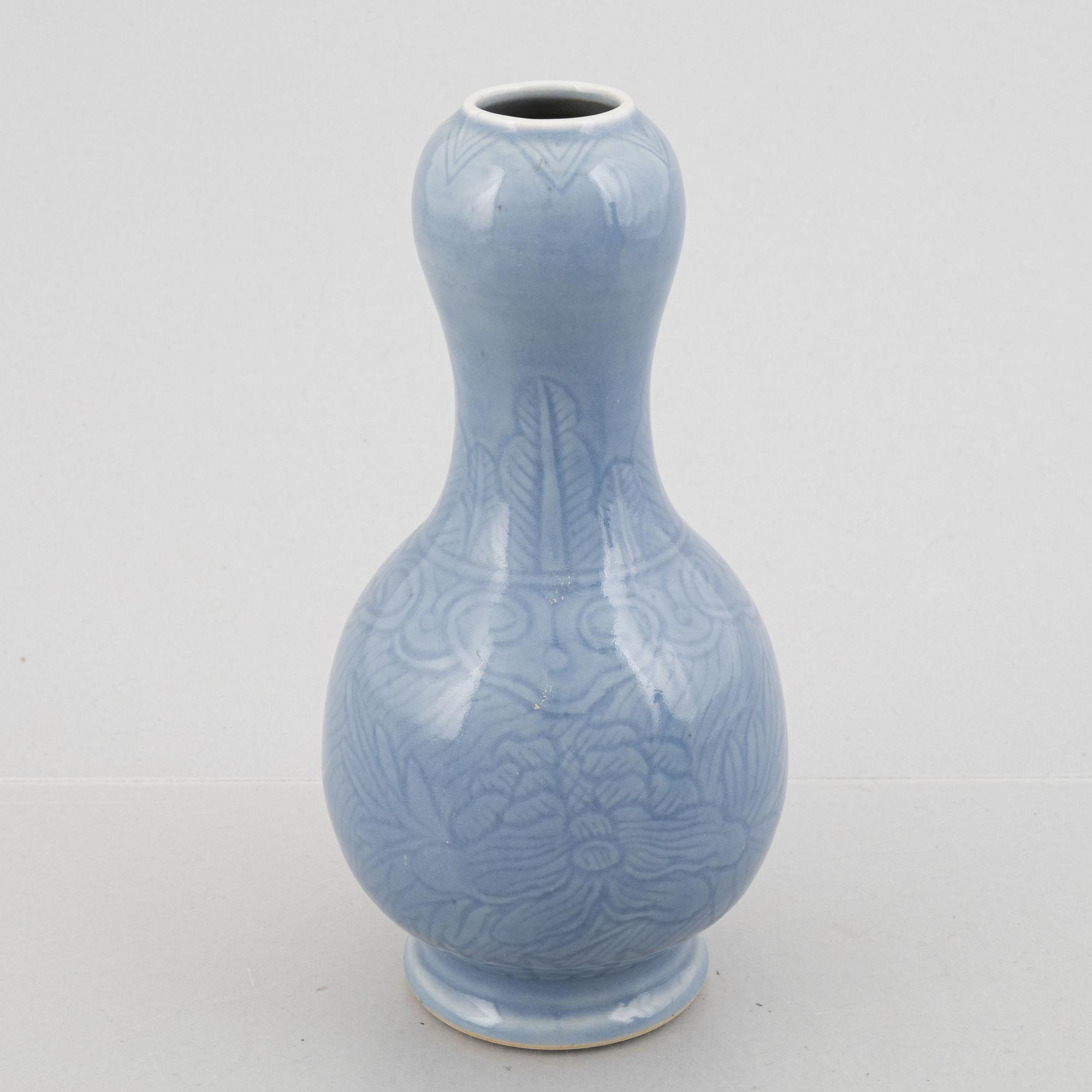Three Chinese vases, porcelain / stoneware, 20th century.