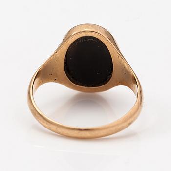 A signet ring, Rein family crest, 14K gold, sardonyx. Kulta-Hamara, Helsinki 1956.