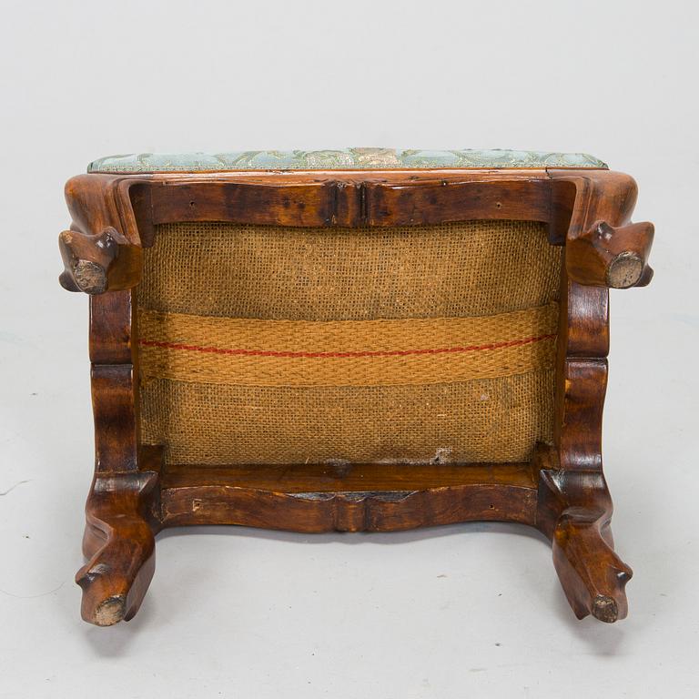 Fåtöljer, ett par och fotpall, 1900-talets mitt.