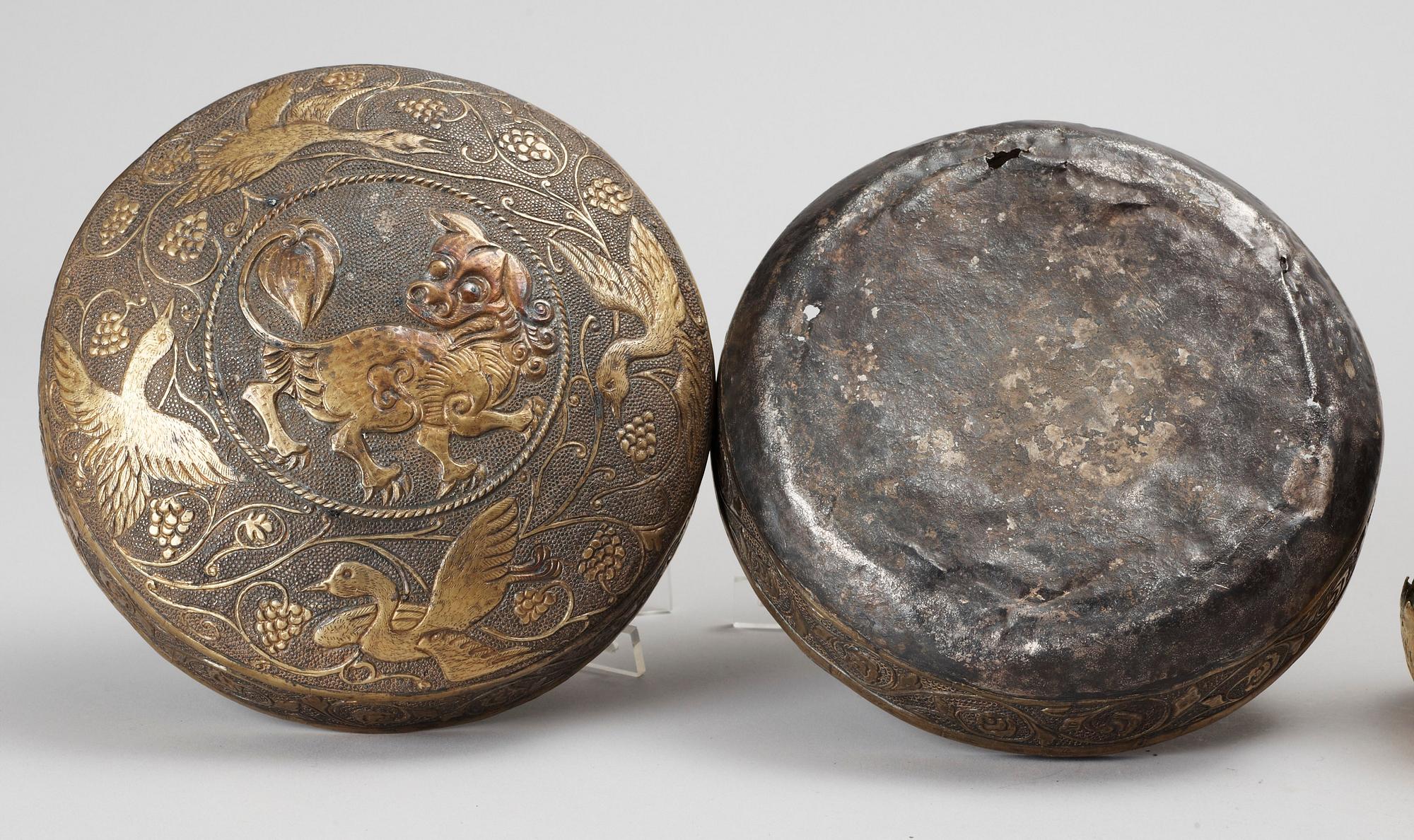 STUPA samt ASK, metall, Kina, 1900-tal.