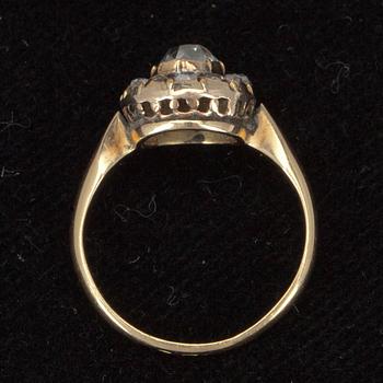 RING , 14K guld, 12 st. rosenslipade diamanter. Mittstenens diam. 5 mm. Holland tidigt 1900-tal. Vikt 3,5 g.