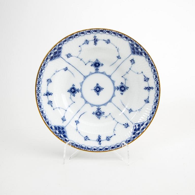A Musselmalet 25 pcs porcelain service Royal Copenhagen Denmark 1870-1984.