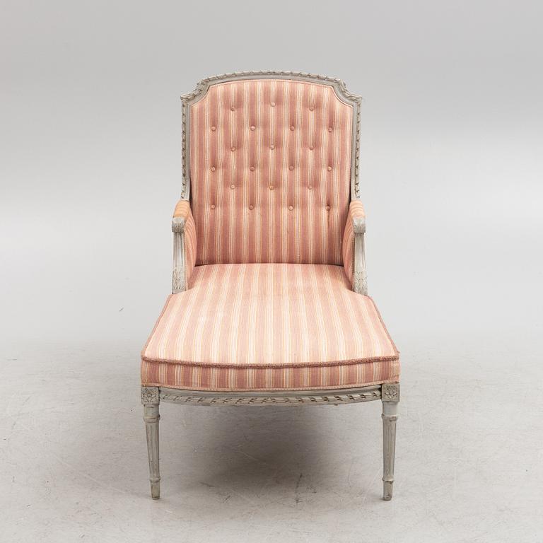 A chaise longue, circa 1900.