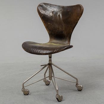 ARNE JACOBSEN, "Sjuan", kontorsstol, Fritz Hansen, formgiven 1955.